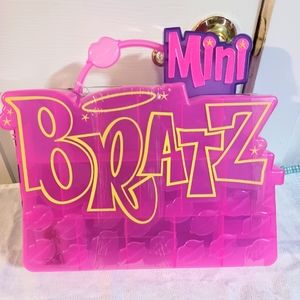 Mini bratz collector's case with exclusive collectible new.